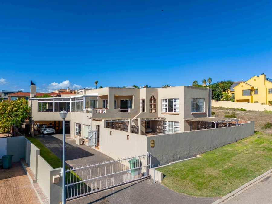 8 Bedroom Property for Sale in Middedorp Western Cape